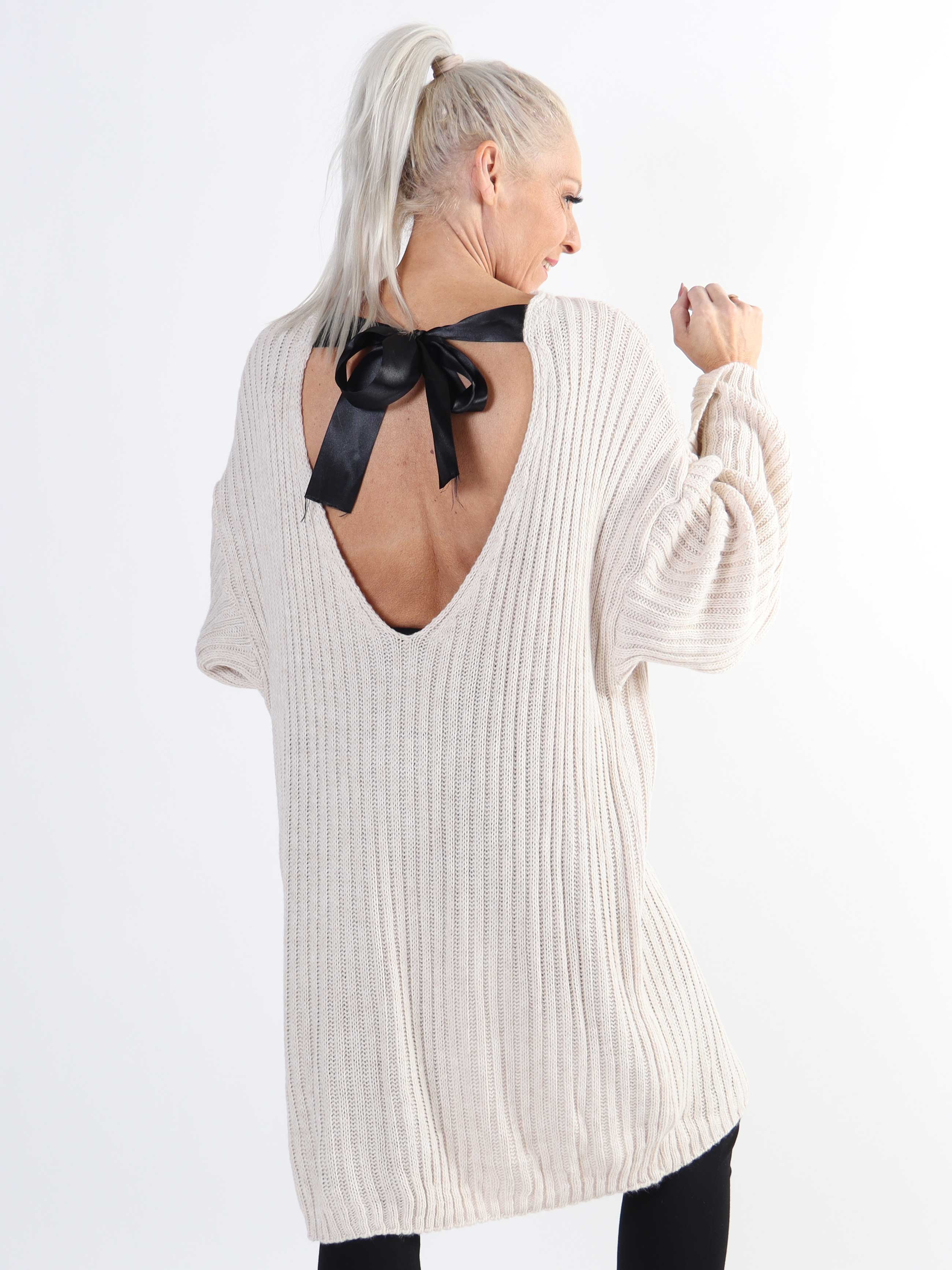 Dica - Stickad plus size klänning med rosett i ryggen